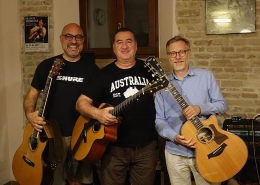 Corsi di chitarra fingerstyle con Franco Morone al casale marchigiano Poggio agli Ulivi sede dell'Acoustic Guitar Workshops.