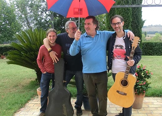 Masterclass di chitarra fingerstyle con Franco Morone al casale marchigiano Poggio agli Ulivi sede dell'Acoustic Guitar Workshops.